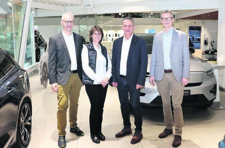 Ilona und Markus Wälty freuen sich, dass ihr traditionsreiches Familienunternehmen in kompetenten Händen durch die Garage Emil Geissmann AG weitergeführt wird (v. l.): Thomas Geissmann, Ilona Wälty, Markus Wälty, Markus Geissmann. Bild: pd