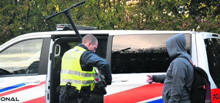 Die Polizisten der Regionalpolizei Wohlen kontrollierten Lenker und E-Scooter: Die Aktion «Electra» brachte erste Erfolge. Bild: Daniel Marti