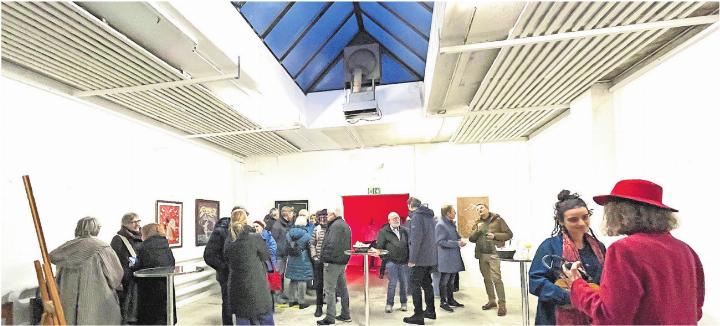 Der Eröffnungsanlass des Kunstraums war gut besucht. Der Raum verfügt über grosszügiges Tageslicht. Bilder: Walter Minder