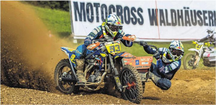 Marco Heinzer und Ruedi Betschart bei ihrem Sieg im Seitenwagen. Können sie dieses Jahr in Waldhäusern wieder erfolgreich sein? Bild: zg