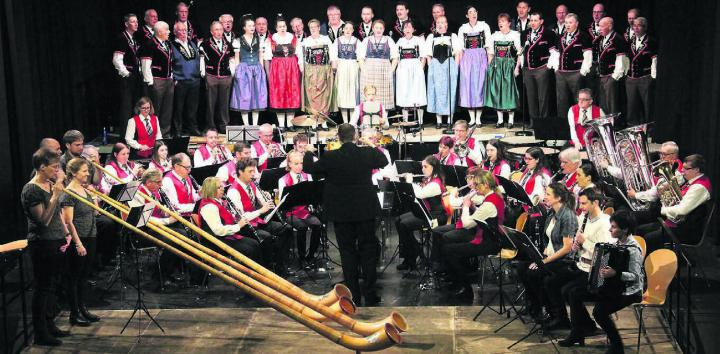 Der Musikverein Wohlen, der Jodlerclub Echo vom Lindenberg, das «Chörli» Beinwil, die Ländlerfrönde Freiamt und eine Ad-hoc-Ländlerkapelle spannen für das Jahreskonzert zusammen. Bilder: Monica Rast