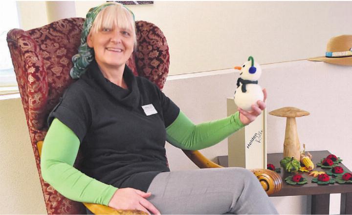 Die Leiterin der Bewohneradministration Eliane Emmenegger auf einem Besuch in der Bifang-Werkstätte. Bild: tre