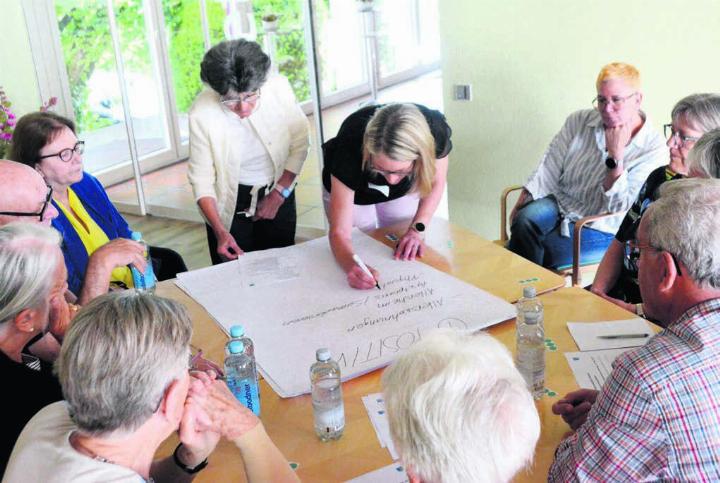 In Gruppen besprachen die Teilnehmenden, was im Dorf bezüglich Altersarbeit gut läuft und was weniger. Bilder: Annemarie Keusch