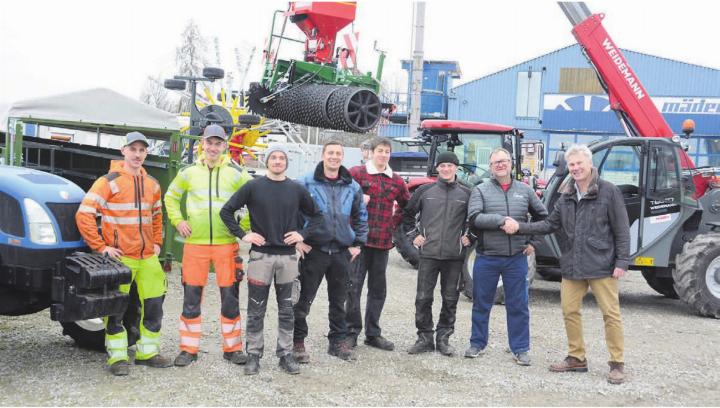 Rund 6000 Besucher werden erwartet, die Vorbereitungen auf die Ausstellung laufen darum bereits auf Hochtouren: Geschäftsleiter Rolf Mäder und Verkaufsleiter Ralf Meier (von rechts) mit einem Teil des Teams.
Bild: Chregi Hansen Rund 6000 Besucher werden erwartet, die Vorbereitungen auf die Ausstellung laufen darum bereits auf Hochtouren: Geschäftsleiter Rolf Mäder und Verkaufsleiter Ralf Meier (von rechts) mit einem Teil des Teams.
Bild: Chregi Hansen