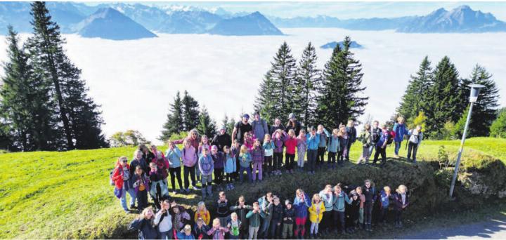 Wandern stand auf dem Programm: Über dem Nebelmeer macht es mehr Spass. Bild: zg