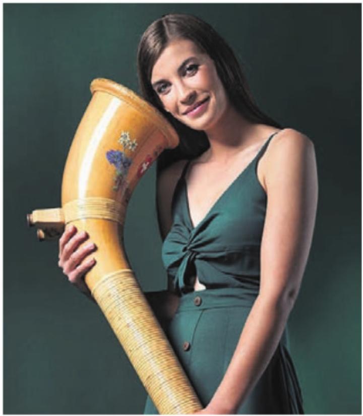 Alphorn-Solistin Lisa Stoll tritt am Neujahrskonzert auf. Bild: zg