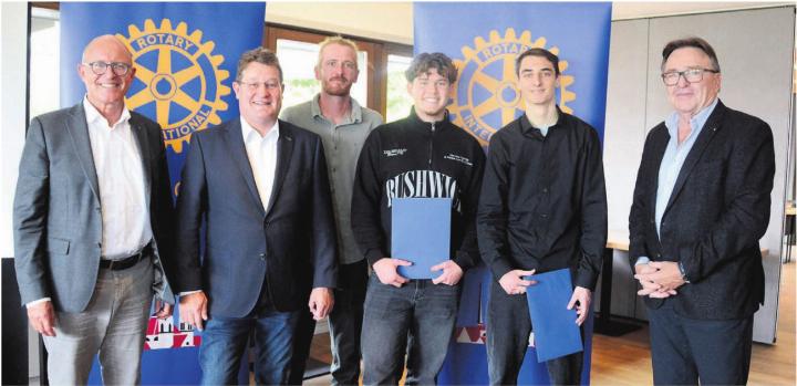 Sie standen an der Feier im Mittelpunkt (von links): Pascal Gregor (Präsident Rotary Stiftung), Max Wyder (Präsident Rotary Club Freiamt), die Preisträger Daniel Bergin, Fabian Sax und Joel Hartmann sowie Toni Notter, der Initiant des Preises. Bilder: Chregi Hansen Sie standen an der Feier im Mittelpunkt (von links): Pascal Gregor (Präsident Rotary Stiftung), Max Wyder (Präsident Rotary Club Freiamt), die Preisträger Daniel Bergin, Fabian Sax und Joel Hartmann sowie Toni Notter, der Initiant des Preises. Bilder: Chregi Hansen