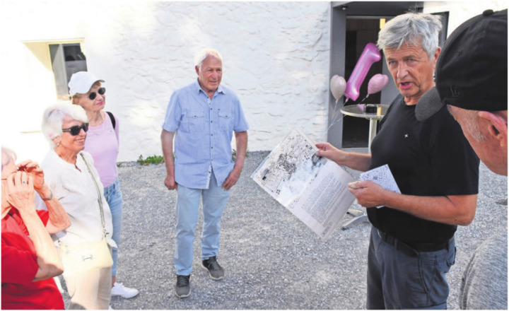 Architekt Stefan Hegi (rechts) präsentierte beim Rundgang eines seiner Dokumente. Dieses deklarierte bereits vor 45 Jahren die Bahnhofstrasse, die Zentralstrasse und die Steingasse als Zentrum. Bild: Daniel Marti