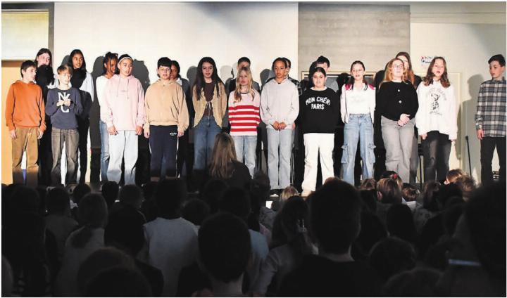 Die Schülerinnen und Schüler von Monique Geissmann führen das Musical «Revolte» auf. Bilder: Monica Rast