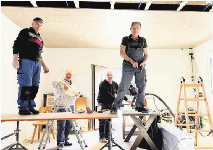 Die Decke wird eingebaut (v. l.): Kurt Seiler, Thomi Moor, Rolf Seoler und René Seiler. Bild: zg