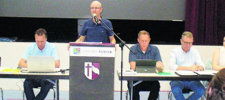 Vizeammann Yves Moser (stehend) erläutert das Projekt zur Beschaffung eines neuen Mehrzweckfahrzeugs für die Feuerwehr. Bild: aha