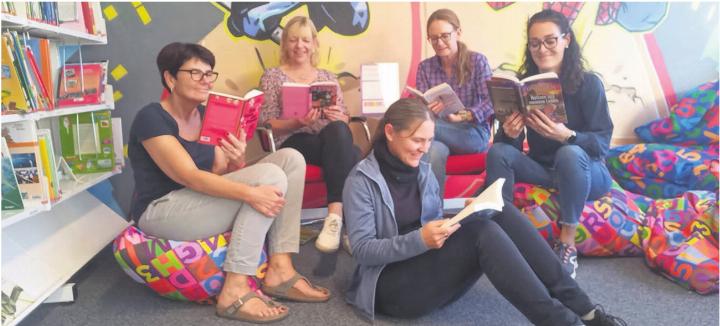 Das Team der Bibliothek hat letztes Jahr wieder ganz viele neue Bücher ins Sortiment aufgenommen (von links): Marion Ziegler, Susi Schwegler, Simona Steger, Doris Kopp und Angela Dobler. Susi Schwegler wurde im Dezember nach 17 Jahren Einsatz verabschiedet. Bilder: zg Das Team der Bibliothek hat letztes Jahr wieder ganz viele neue Bücher ins Sortiment aufgenommen (von links): Marion Ziegler, Susi Schwegler, Simona Steger, Doris Kopp und Angela Dobler. Susi Schwegler wurde im Dezember nach 17 Jahren Einsatz verabschiedet. Bilder: zg