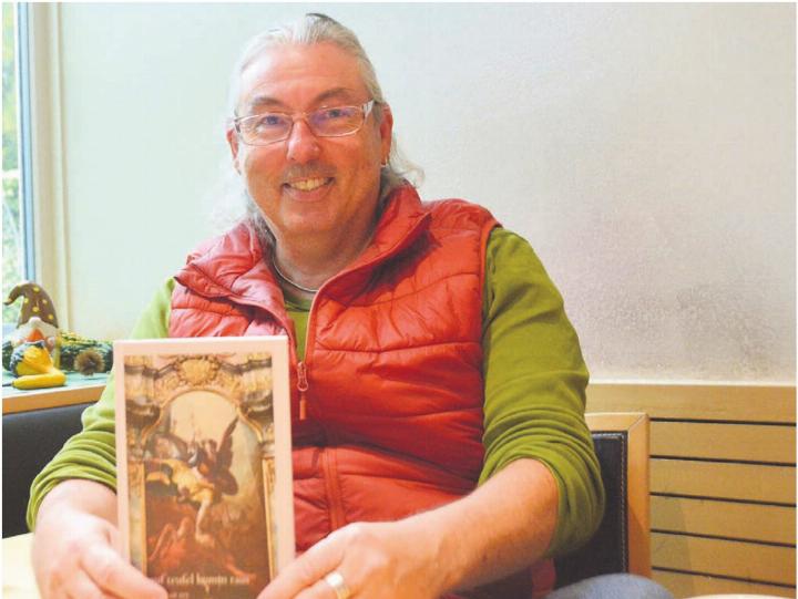 Stephan Rey zeigt sein neustes Werk – wie in all seinen Büchern hat er eine persönliche Verbindung zum Thema. Bild: Annemarie Keusch