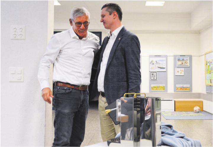 Während die Stimmung vorher mehrmals zu kippen drohte, gingen am Schluss alle mit Gemeindeschreiber Lukas Isler (rechts) einig: Gian Carlo Silvestri hat für die lange Zeit als Ammann Dank verdient. Bild: Annemarie Keusch Während die Stimmung vorher mehrmals zu kippen drohte, gingen am Schluss alle mit Gemeindeschreiber Lukas Isler (rechts) einig: Gian Carlo Silvestri hat für die lange Zeit als Ammann Dank verdient. Bild: Annemarie Keusch