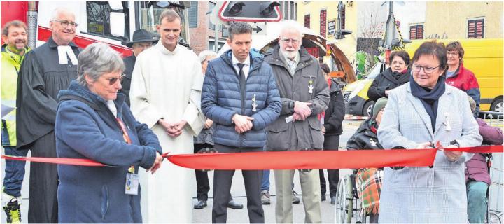 Frau Vizeammann Doris Stöckli (rechts) und Christchindli-Märt-Präsidentin Sabina Glarner durchschneiden gemeinsam das Eröffnungsband. Sie wünschen allen einen zauberhaften Weihnachtsmarkt und hoffen, dass so manche Herzenswünsche in Erfüllung gehen. Bild: Roger Wetli