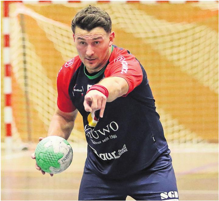 Zeigt jetzt schon, wo es langgeht: Amer Zildzic soll
eines Tages Trainer der SG Wohlen Mutschellen werden. Jetzt will der Ex-Profi die Mannschaft als Führungsspieler und Co-Trainer voranbringen.
Bild: Archiv/jg Zeigt jetzt schon, wo es langgeht: Amer Zildzic soll
eines Tages Trainer der SG Wohlen Mutschellen werden. Jetzt will der Ex-Profi die Mannschaft als Führungsspieler und Co-Trainer voranbringen.
Bild: Archiv/jg