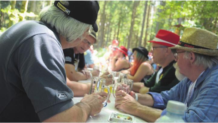 Am 27. Juni ist es wieder so weit, dann machen sich 500 Bierfans auf eine Wanderung durch den Wohler und Waltenschwiler Wald. Natürlich wird an fünf Stationen ein Degustationshalt eingelegt und ein kühles Bier genossen.
Bild: Archiv
