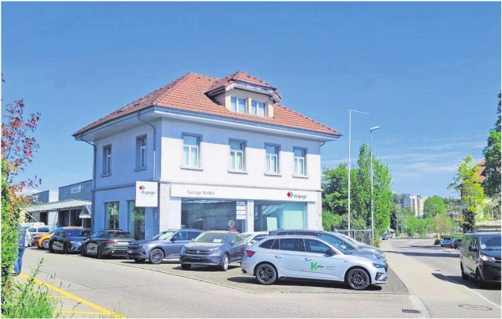Diese 5½-Zimmer-Wohnung (oben) an der Bahnhofstrasse in Dottikon wurde versteigert. Bild: Chregi Hansen
