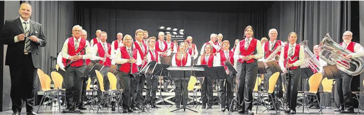 Der verstärkte Musikverein Wohlen mit Dirigent Markus Steimen (links) lud unter dem Motto «A Night at the Movies» zu einem überzeugenden Filmmelodien-Konzert ein. Bilder: Walter Minder