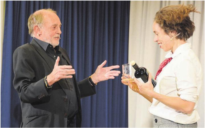 Direktor Urs Bosisio bedankt sich bei Judith Bach alias Claire alleene für den gelungenen Auftritt. Mit ihrem musikalischen Kabarett hat Bach den Neujahrsapéro bereichert. Bild: Chregi Hansen Direktor Urs Bosisio bedankt sich bei Judith Bach alias Claire alleene für den gelungenen Auftritt. Mit ihrem musikalischen Kabarett hat Bach den Neujahrsapéro bereichert. Bild: Chregi Hansen