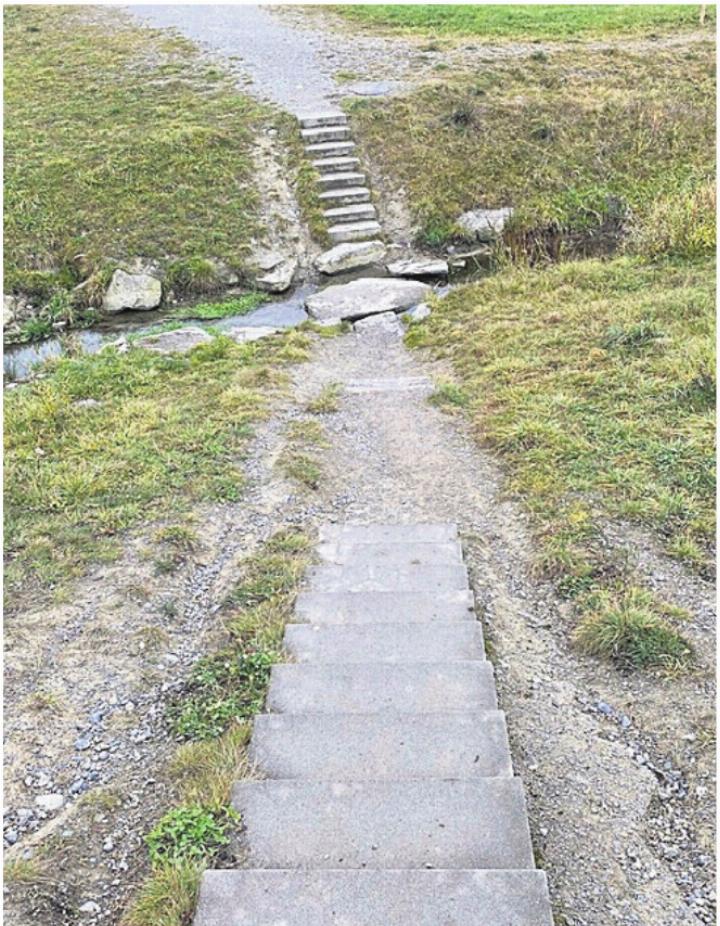 Vorher und nachher: Die alte Situation beim Büelisacherkanal war sehr gefährlich. Bilder: zg