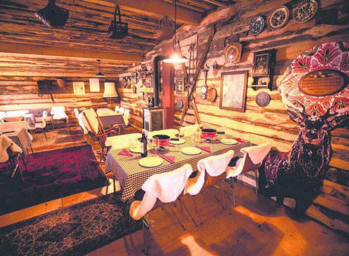 Von aussen kann man kaum erahnen, wie gemütlich es im Innern ist. Auch in diesem Jahr verwandelt sich das Chlaushüsli für mehrere Wochen in ein urchiges Lokal. Bild: zg