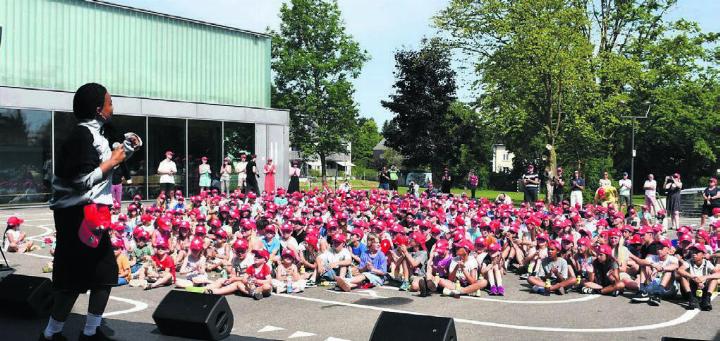 Die aufstrebende Sängerin Soukey begeisterte die Murianer Kinder mit ihren Liedern. Beim Mitsingen gaben diese dann volles Engagement. Bilder: Verena Anna Wigger
