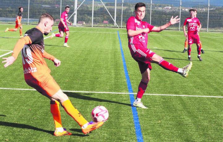 Yannik Wiget (rechts) in der vergangenen Saison beim Spiel gegen Schötz. Damals holte Muri in diesem Duell den ersten Sieg. Gelingt ihnen das jetzt gegen Courtételle? Bild: Archiv/jl