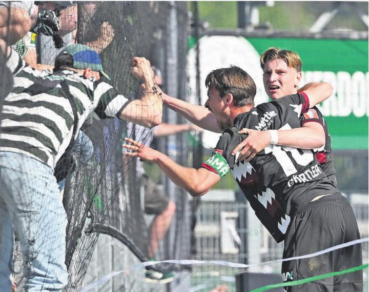Alessandro Vogt (rechts) jubelt mit Captain Lukas Görtler und den Tausenden mitgereisten St.-Gallen-Fans über sein 2:0.    Bild: Freshfocus