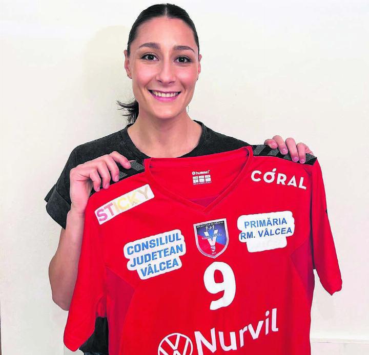 Daphne Gautschi präsentiert ihr neues Trikot ihres Teams in Rumänien. Bild: pd