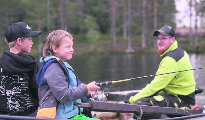 «Wir sind ein Team»: Pascal Bär bespricht alle seine Pläne mit seinen beiden Söhnen Yanick und Finn. Und nimmt sie so oft mit, wie es nur möglich ist. Das Fischen gehört zu den Aufgaben, welche die Familie gemeinsam übernimmt. Bild: pd