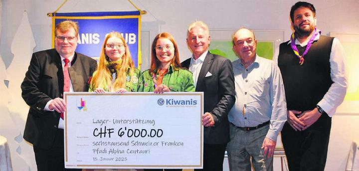 Der Kiwanis Club Bremgarten/Reusstal übergibt 6000 Franken an die regionale Pfadi Alpha Centauri. V. l.: René Willi, KC-Präsident, Jana Boge (Pfadi), Anina Rüttimann (Pfadi), Patrick Fischer, Walter Stäger und Claudio Müller (Elternrat Pfadi). Bild: sab