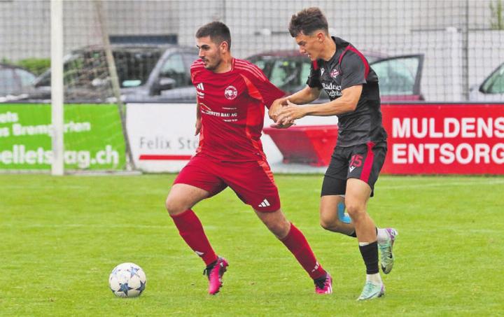 Halil Hoxhaj (links) hat beinahe seine ganze Karriere beim FC Bremgarten verbracht. Er freut sich auf das Derby gegen Mutschellen und hofft, dass sein Team punkten kann. Bild: Archiv/jl