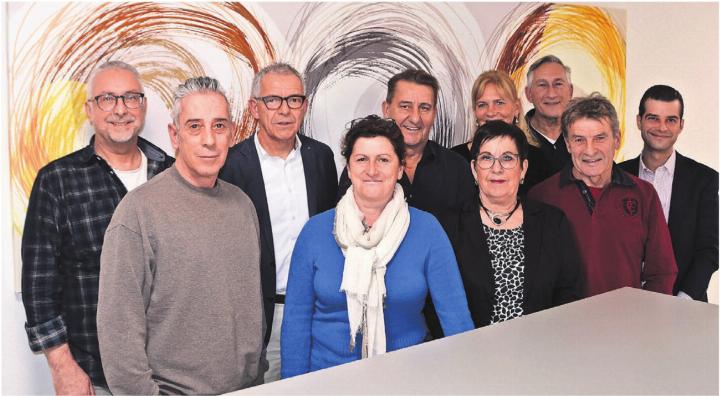 Die Macher des nächsten Theaterspektakels «Der Kruggeist von Gnadenthal» in Niederwil: (v. l.): Thomas Schärer, Beat Moos, Peter Stenz, Aranka Huber, Wädi Koch, Marlis Töngi, hinter ihr Brigitte Koch-Sommer, Felix Kaspar, Guido Hufschmid und Andreas Grossmann. Bild: Sabrina Salm
