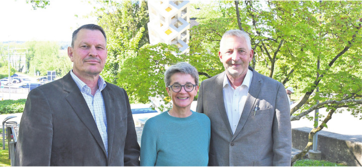 Sind mit der präsentierten Rechnung zufrieden (v. l.): Gemeindeammann Roland Vogt, Gemeinderätin und Finanzministerin Claudia Hauri und Thomas Laube, Steueramtsvorsteher und Geschäftsleiter-Stellvertreter. Bild: Daniel Marti