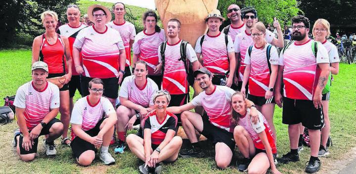 Die Sportlerinnen und Sportler des BSC Wohlen-Lenzburg freuen sich mit ihren Leitern über die guten Leitungen. Bild: zg