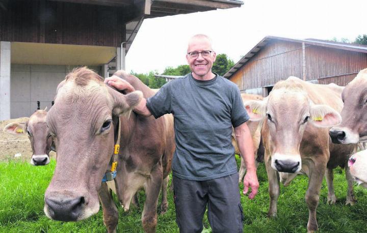 Hanspeter Müller inmitten seiner Milchkuh-Herde. Fanta ist dafür verantwortlich, dass er mit 21 Kühen über 100 000 Kilogramm Milchleistung den nationalen Rekord hält. Bild: Annemarie Keusch