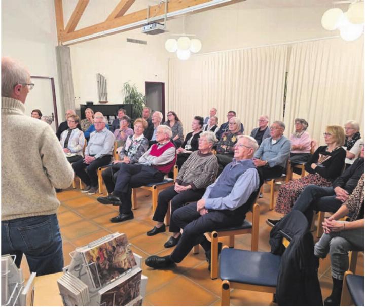 Die ehemaligen Gemeinderäte von Boswil liessen sich über die frühere Bedeutung ihres Dorfes orientieren. Bild: zg