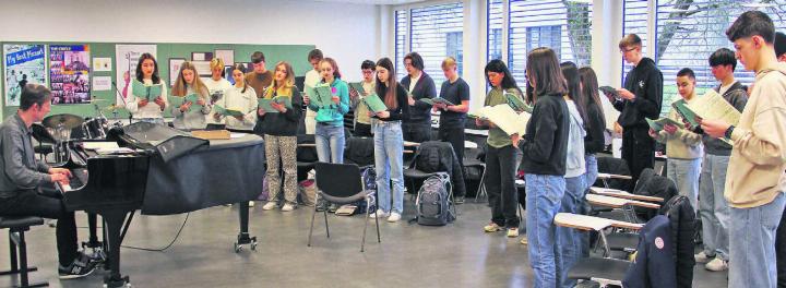 Unter der Leitung von Walter Siegel studiert der First Class Choir die Krönungsmesse von Wolfgang Amadeus Mozart ein. Bild: Monica Rast