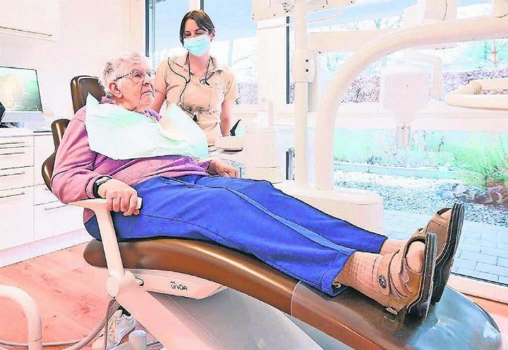 Besonders für die Bewohnerinnen und Bewohner der Bünzpark-Pflegewohngruppe ist die Nähe zur Zahnarztpraxis von Vorteil. Besonders für die Bewohnerinnen und Bewohner der Bünzpark-Pflegewohngruppe ist die Nähe zur Zahnarztpraxis von Vorteil.