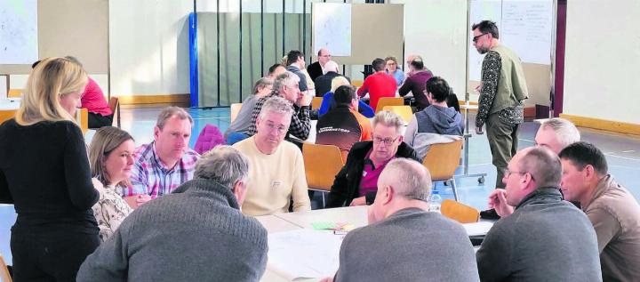 In fünf Gruppen wird an diesem Morgen intensiv über das Dorf Sarmenstorf und seine Stärken und Schwächen diskutiert. Bild: Chregi Hansen