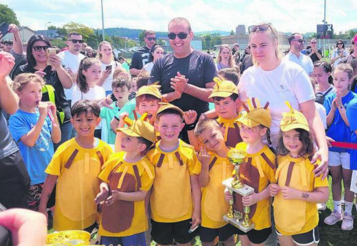 Dieses Team des Kindergartens hatte die schönsten Tenues. Bilder: Chregi Hansen