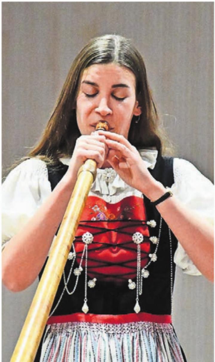 Lisa Stoll begeistert die Zuhörer mit ihrer Spielvielseitigkeit auf dem Alphorn.