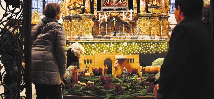 Grosses Interesse zeigten die Besucher auch an der neue Krippe, sie wird seit zwei Jahren aufgestellt. Bis Weihnachten jedoch noch ohne Jesus in der Krippe.
Bilder. Verena Anna Wigger