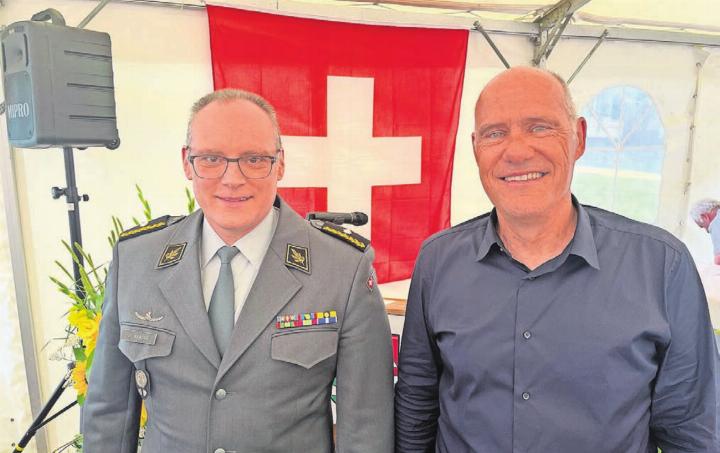 In Niederwil treten jeweils Persönlichkeiten aus dem eigenen Dorf ans Rednerpult. Dieses Jahr konnte Gemeindeammann Norbert Ender (rechts) Daniel Krauer begrüssen, den Chef des militärischen Nachrichtendienstes. Bilder: Britta Müller