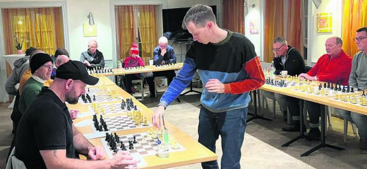 Als Simultanspieler muss sich Jochem Snuverink an jedem Tisch rasch für seinen nächsten Zug entscheiden. Bilder: Walter Minder