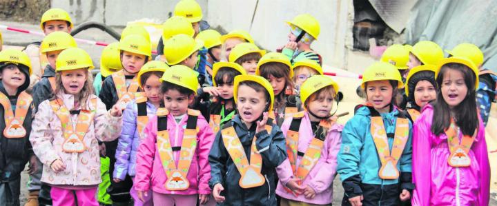 Die Kindergärtler präsentieren bei der Grundsteinlegung ihr eigens dafür komponiertes Lied. Bilder: Monica Rast