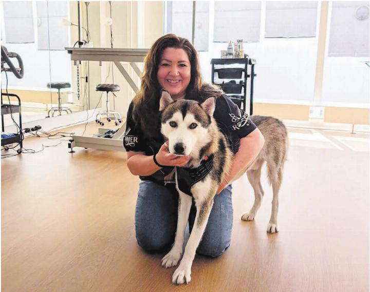 Sabrina Frick mit ihrem Husky «Rocky». Um ihm ein schönes Zuhause bieten zu können, ist sie extra umgezogen. In Hermetschwil-Staffeln bzw. Bremgarten hat Frick den idealen Wohn- und Wirkungsort für sich und ihre Liebsten gefunden. Bild: Marco Huwyler