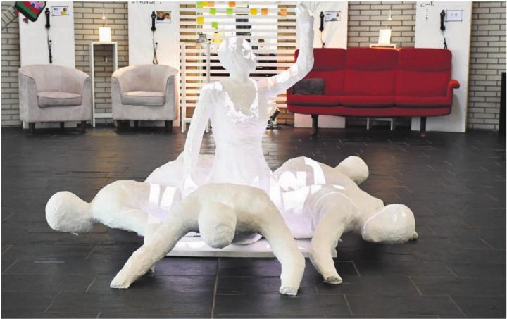 Der «ArtsDay» soll wie ein Kulturhaus der Kanti wirken: Im Eingangsbereich sind bereits erste Installationen erstellt. Bild: mo