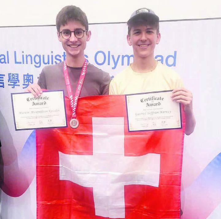 Der Stolz ist Marvin Kessler (links) anzusehen. Die Silbermedaille zeugt vom Erfolg.